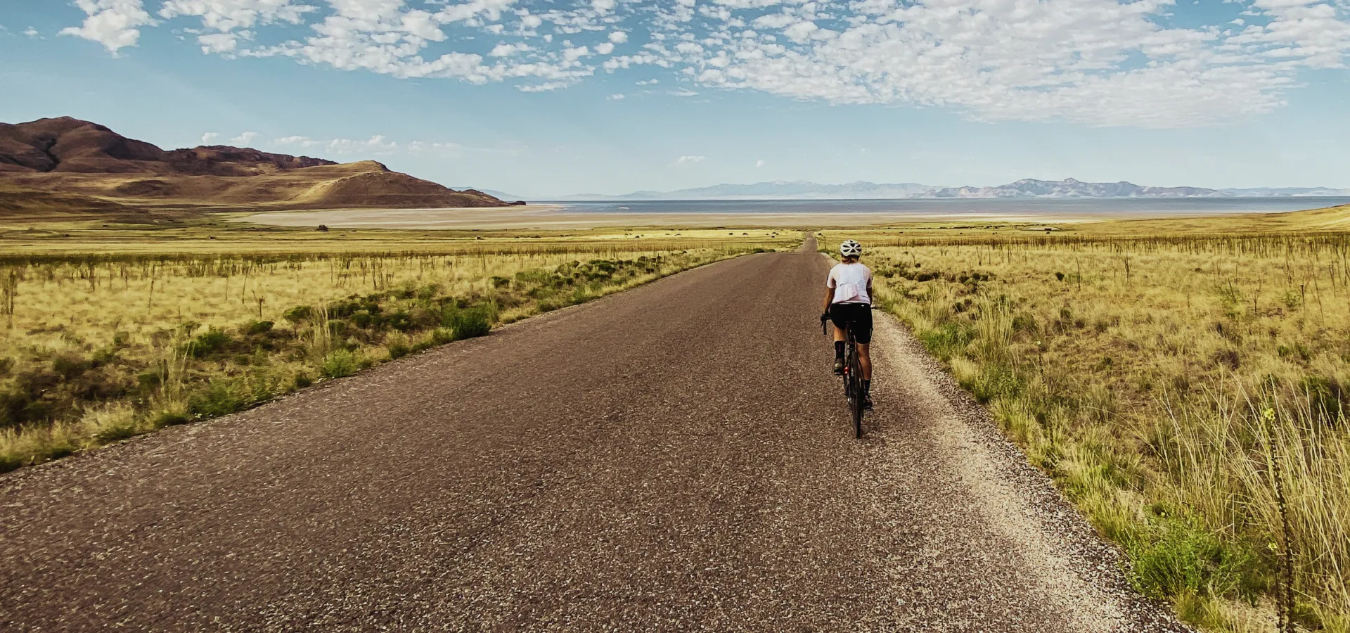 osoba jadąca na rowerze na drodze na tle gor