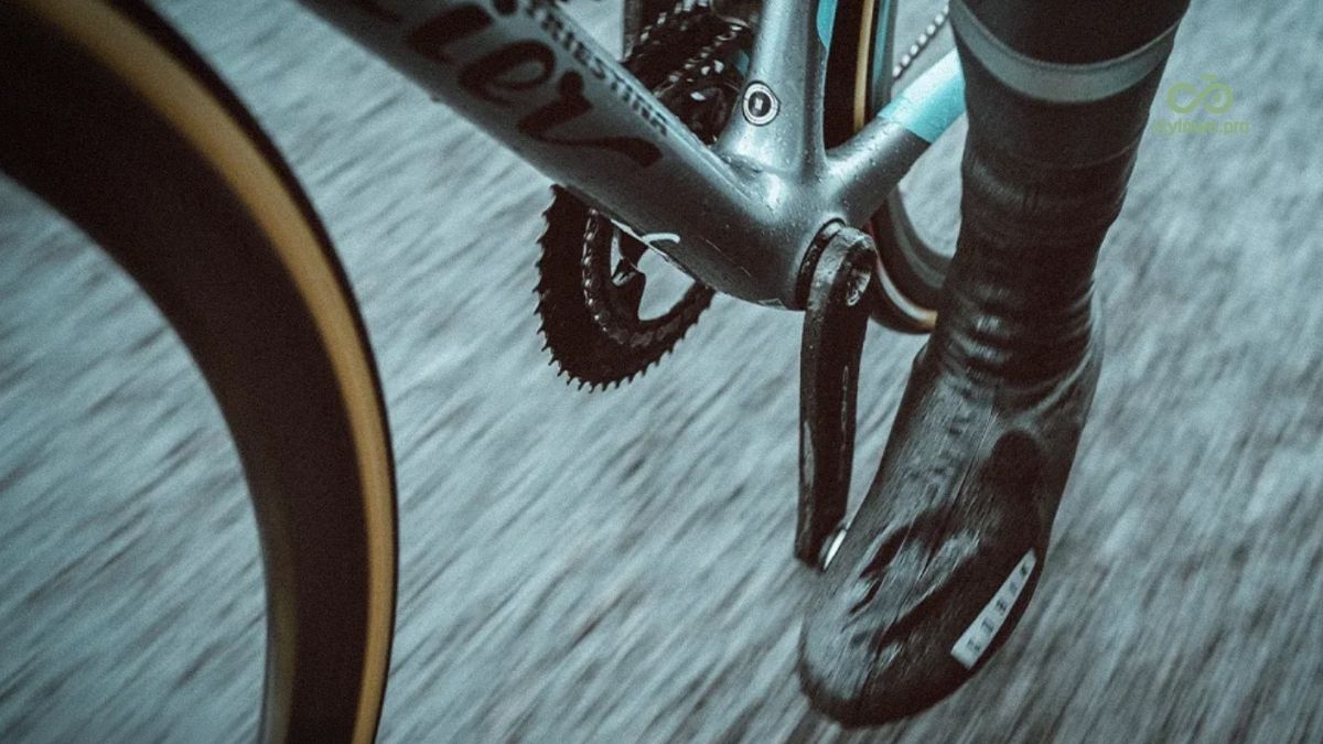 Jakie akcesoria rowerowe wybrać na zimę? Kompletny przewodnik